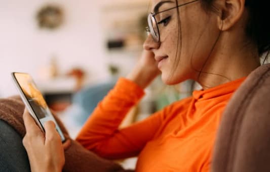 Mulher pedindo assistência pelo celular